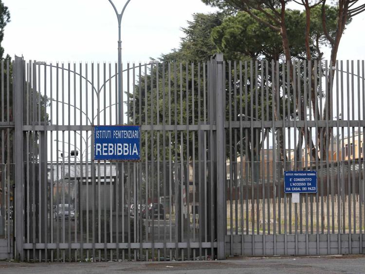 Droga e cellulari a detenuti carcere Rebibbia: 7 arresti, c'è anche agente penitenziaria