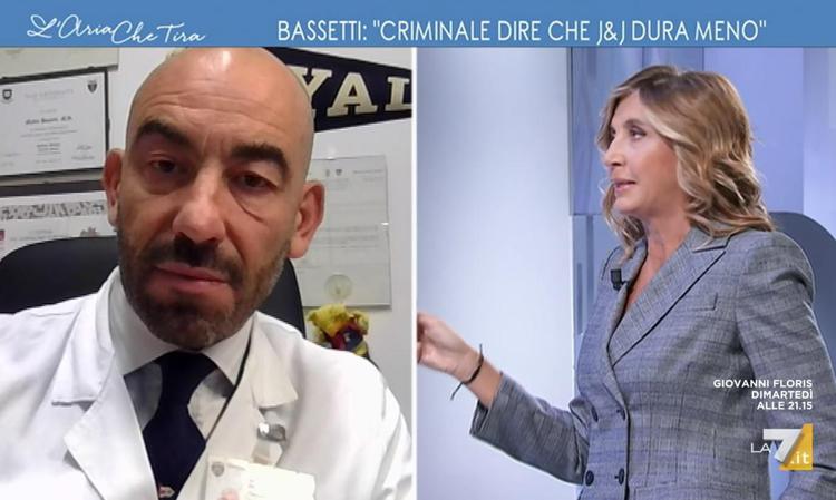 Vaccino Johnson & Johnson, Bassetti contro Crisanti: 