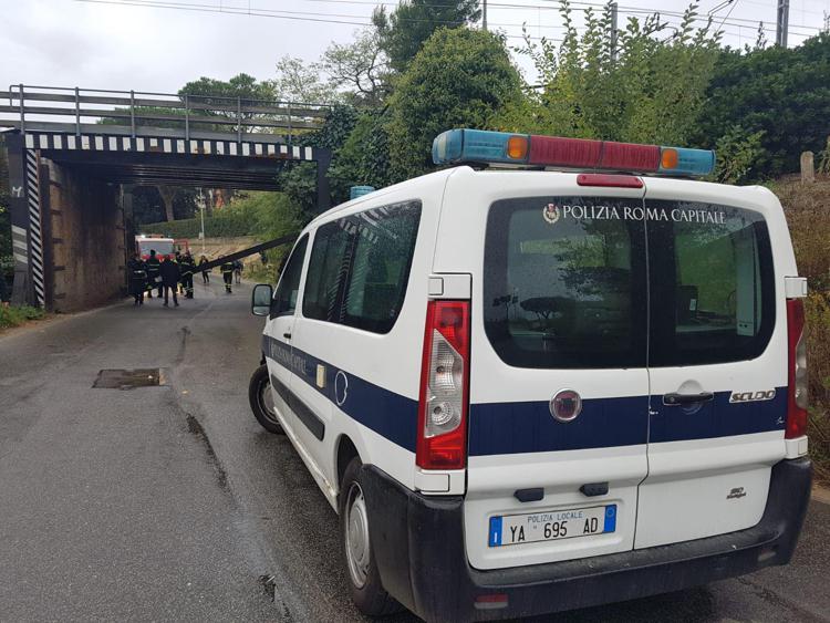 Roma, a Capannelle trave cade da ponte ferrovia: nessun ferito