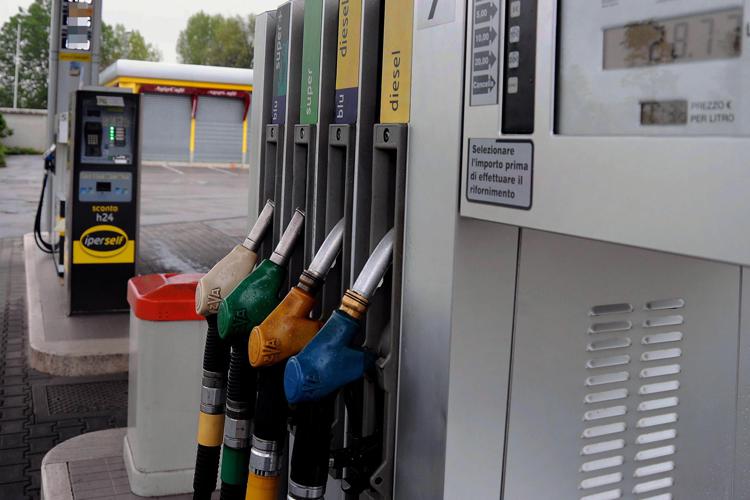 Бензин и дизельное топливо, резко снижающиеся цены в Италии сегодня
