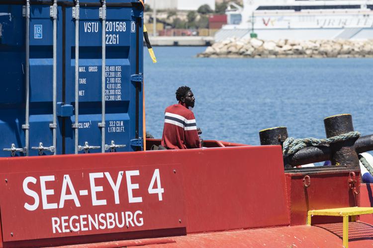 Migranti, Sea Eye 4 in porto a Trapani: sbarcheranno in 800