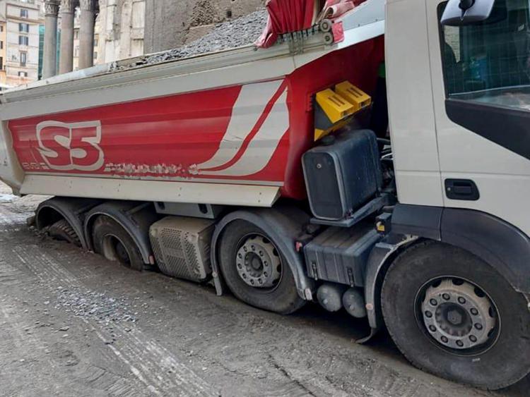 Roma, cede strada al Pantheon: autocarro sprofonda durante lavori
