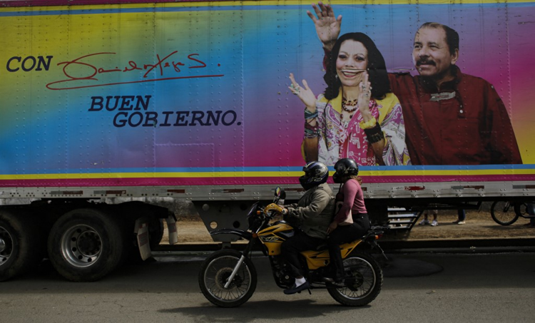 Daniel Ortega e la moglie Rosario Murillo in un manifesto elettorale - (foto Afp)