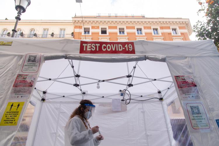 Covid oggi Lazio, 449 contagi e 12 morti. A Roma 212 nuovi casi