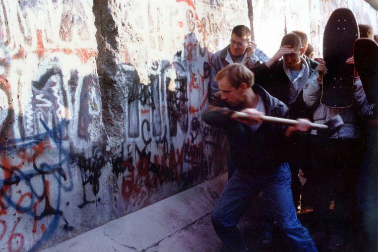 Muro di Berlino, 32 anni dopo Germania ricorda la fine delle divisioni