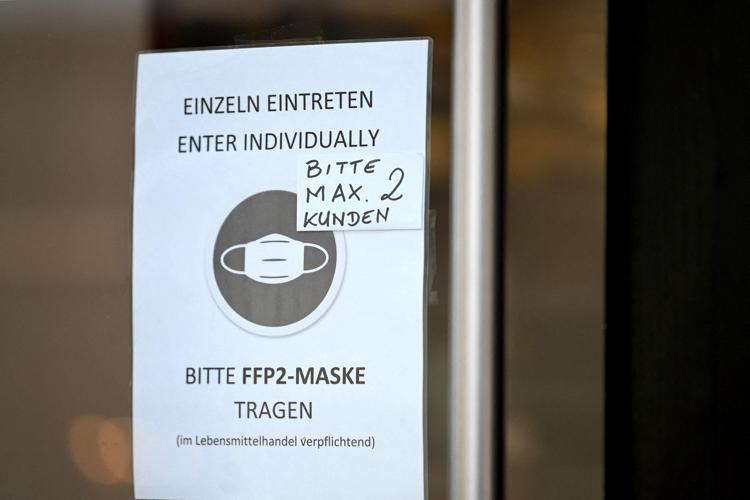 Cartello sulle mascherine anti covid in Austria - Afp