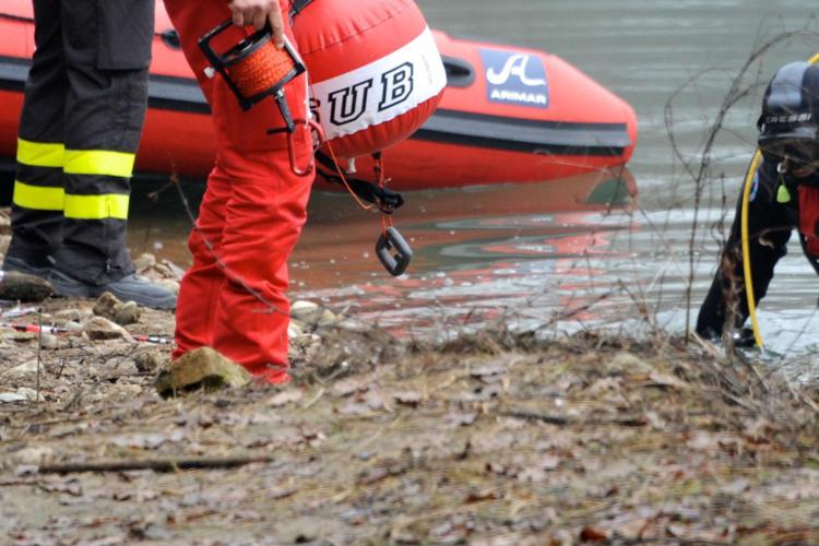 Milano: trovato cadavere in grave stato di decomposizio in laghetto artificiale