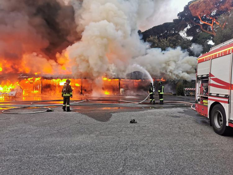 Protezione civile, incendio distrugge sede Pegasus Asi Lazio a Castel Fusano