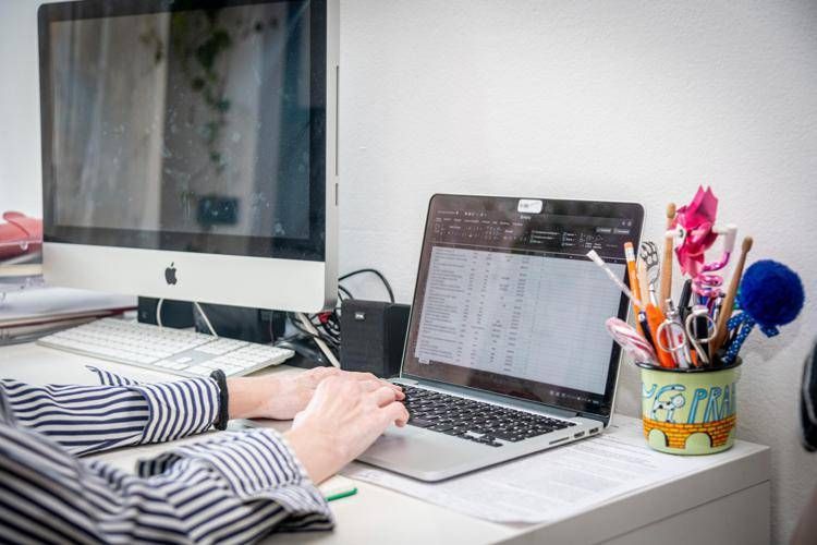 Donna che lavora in smart working - (Fotogramma)