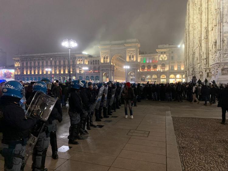 No Green pass Milano, tensione con forze dell'ordine
