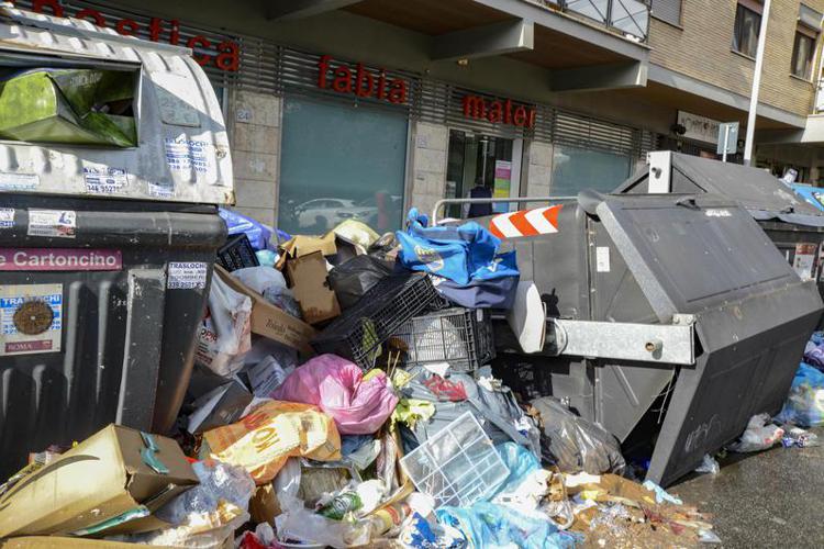 Roma, di nuovo emergenza rifiuti. Cosa sta succedendo