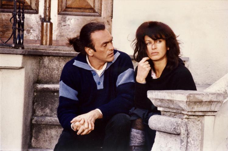 Riccardo Fogli e Dalila Di Lazzaro ad Aieta in una scena del film 'Dov'era lei a quell'ora'