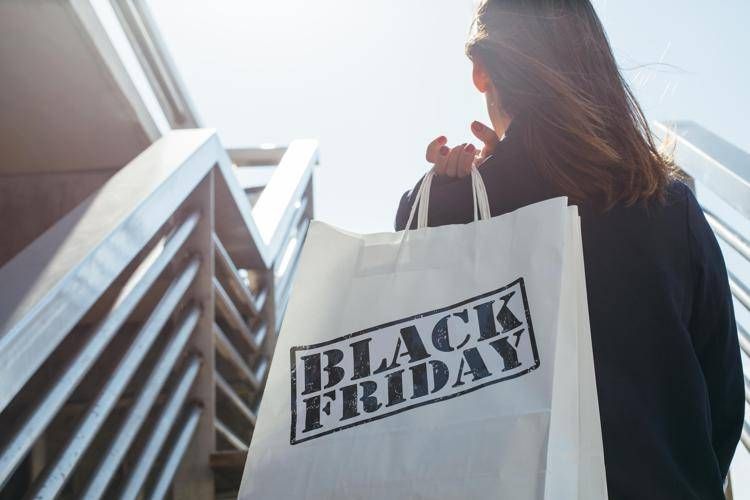 Black Friday, prezzi gonfiati e falsi sconti: arriva la guida al risparmio di Altroconsumo