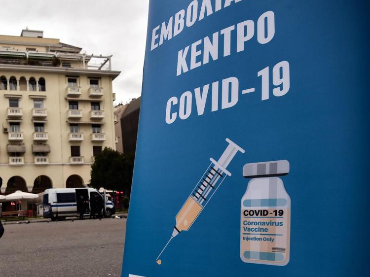 Covid, Grecia, da oggi multe a over 60 no vax