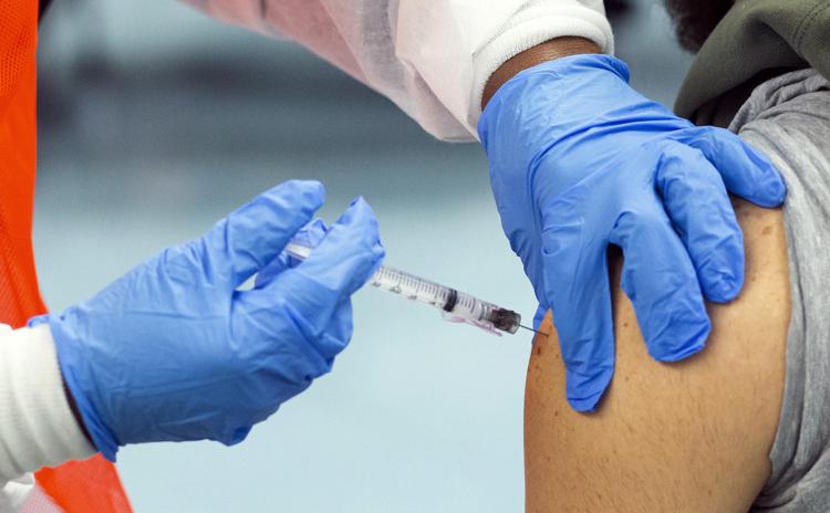 Si presenta a fare vaccino con braccio finto, denunciato