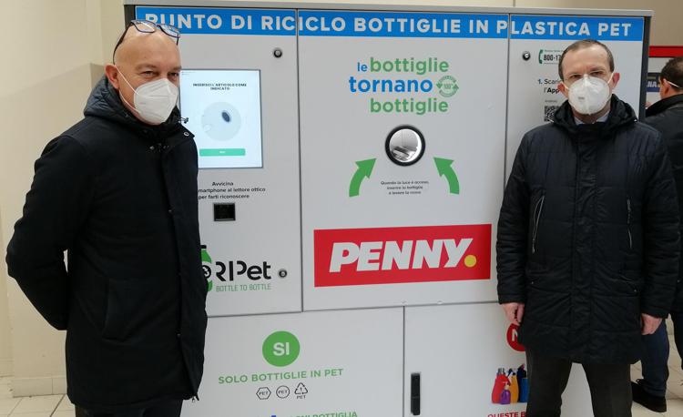 Da sinistra Nicola Pierdomenico, Ceo di Penny Market Italia, e Corrado Dentis, presidente di Coripet