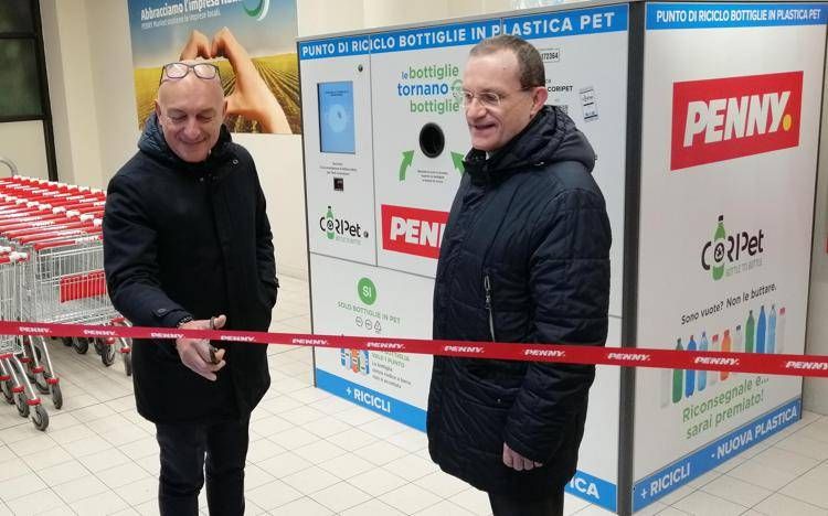 Da sinistra Nicola Pierdomenico, Ceo di Penny Market Italia, e Corrado Dentis, presidente di Coripet