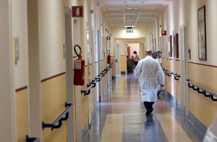 Minacciano medici e danneggiano porta ospedale, denunciati
