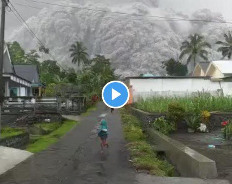 Vulcano Semeru spaventa Giava, nube da record - Video