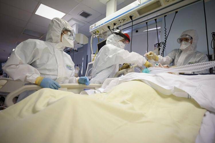 Covid oggi Italia, in terapia intensiva 74% no vax