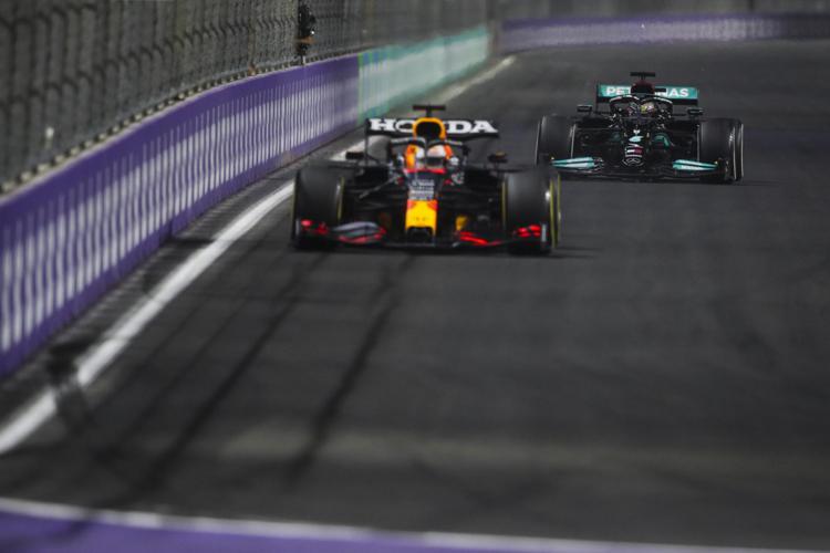 Gp Arabia Saudita, Hamilton vince e aggancia Verstappen in vetta al mondiale