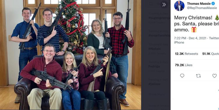 Posta foto di famiglia in armi, bufera su deputato Thomas Massie