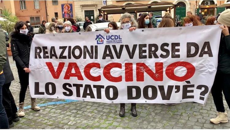 Covid, i 'danneggiati dal vaccino' sfilano di fronte a Speranza: 