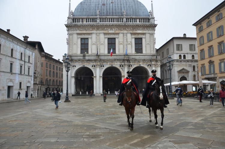 Natale, a Brescia arrivano i carabinieri a cavallo