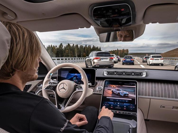 Le Germania approva il sistema Mercedes di guida automatizzata Drive Pilot