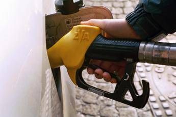 Fuel, petrol and diesel prices continue to fall in Italy
