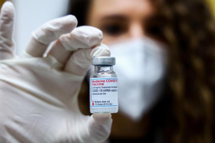 Variante Omicron, vaccino Moderna: dati e news su efficacia e terza dose