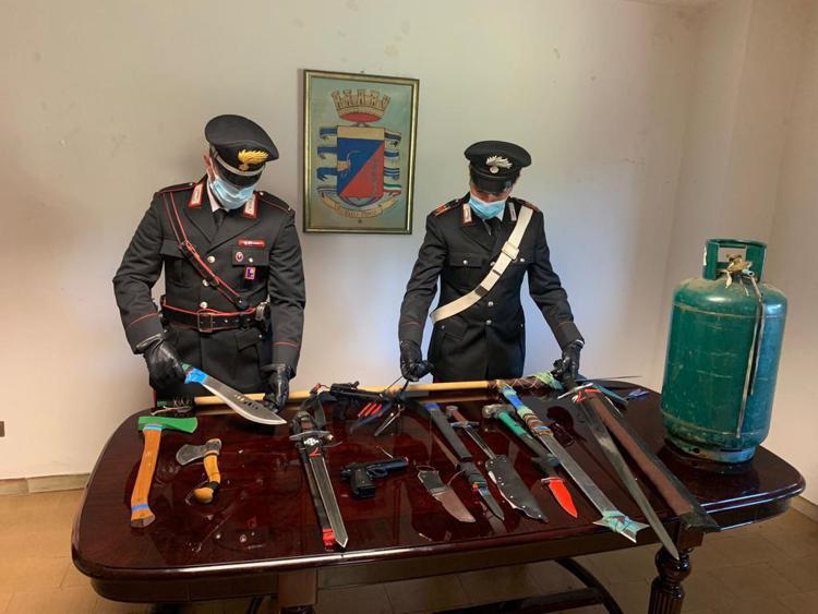 Si barrica in casa con armi, il blitz dei carabinieri dopo due giorni di trattative