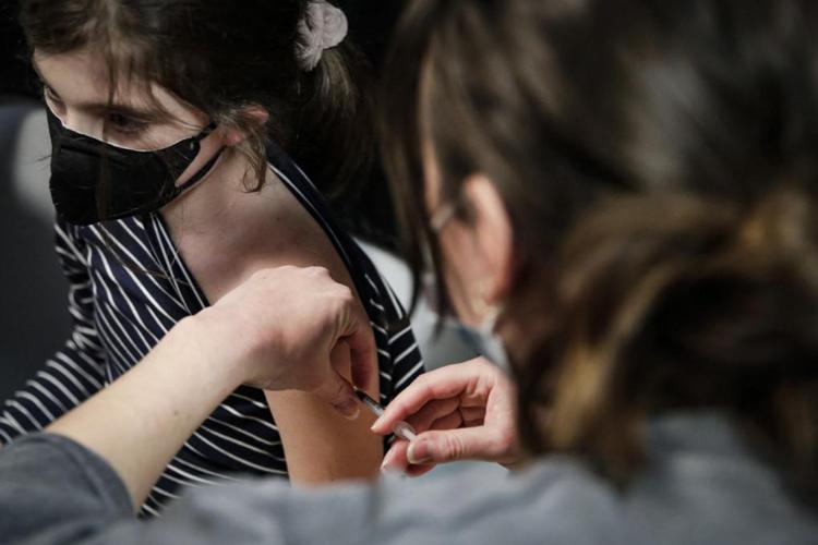 Vaccino covid 2-5 anni rallenta, Pfizer studia terza dose per bambini