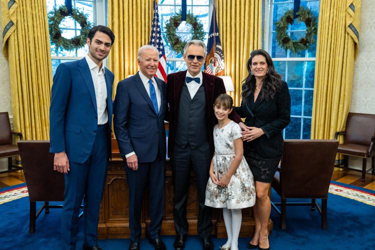 Andrea e Matteo Bocelli alla Casa Bianca con il presidente Usa Joe Biden