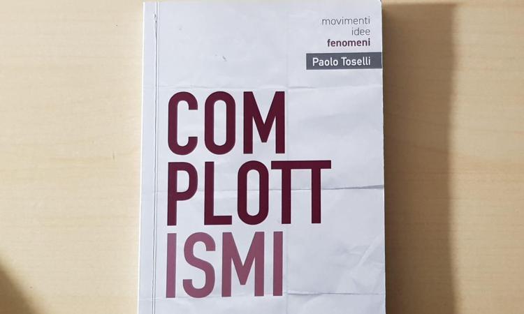 In 'Complottismi' Toselli indaga sulle teorie della cospirazione, dai terrapiattisti alle voci sul covid