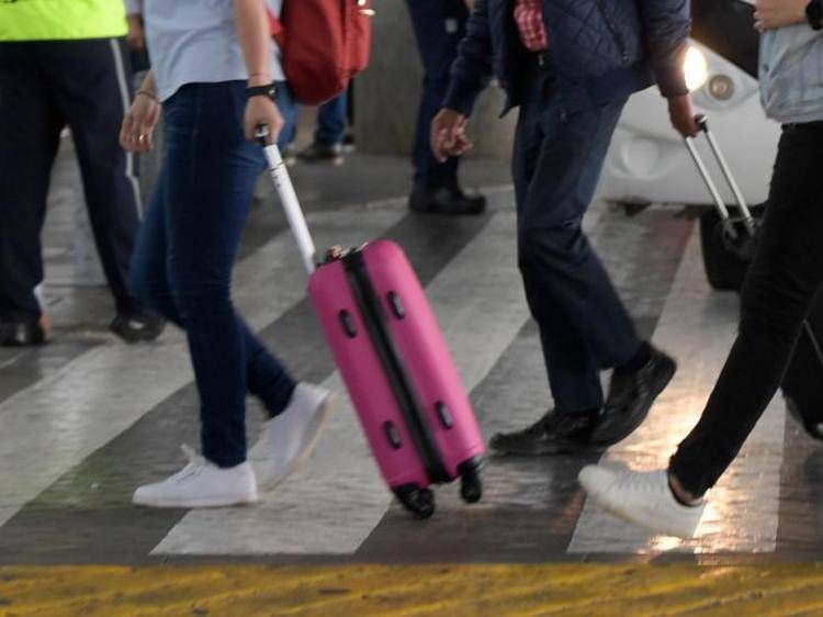 Passeggeri in aeroporto - (Fotogramma)