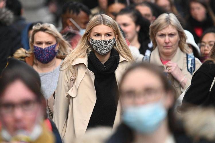 Persone con la mascherina - Afp