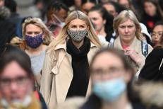 Persone con la mascherina - Afp