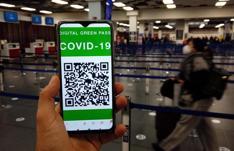 Milano, cerca di partire da aeroporto Linate con green pass falso: denunciato
