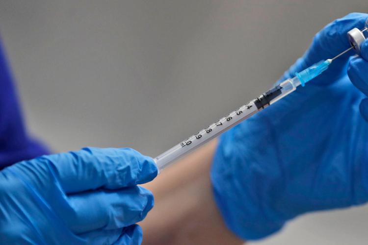 Covid, over 50 scrive su modulo 'Stato responsabile per danni', medici si rifiutano di vaccinarla