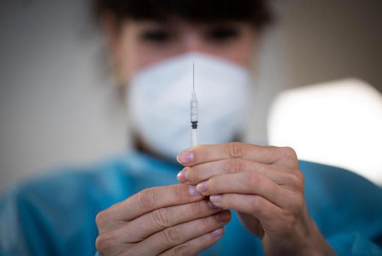 Vaccino covid e quarta dose, esperti frenano su nuovo booster