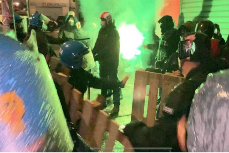 Roma, scontri durante sgombero circolo Casapound: due poliziotti feriti