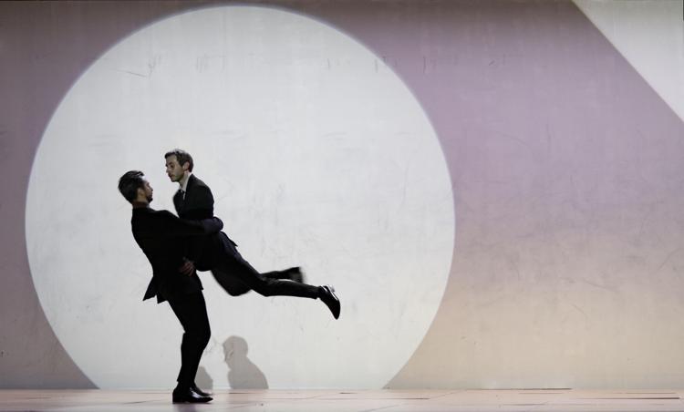Un'immagine di  'Transverse Orientation', lo spettacolo di Dimitris Papaioannou in scena al Teatro Argentina dal 28 al 30 gennaio. 