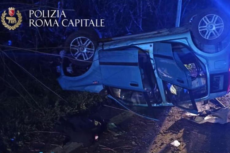 Roma, auto con 5 ragazzi si ribalta: un morto e due feriti
