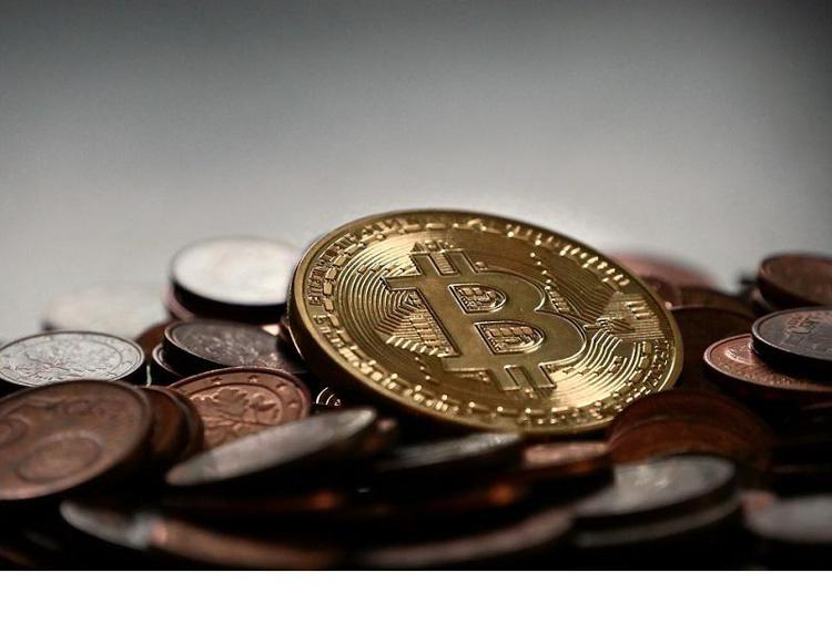 Bitcoin sotto i 35 mila dollari, al minimo da luglio