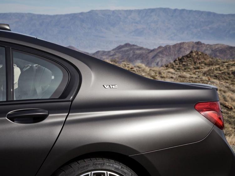 Quest'estate BMW sancirà l'addio allo storico V12