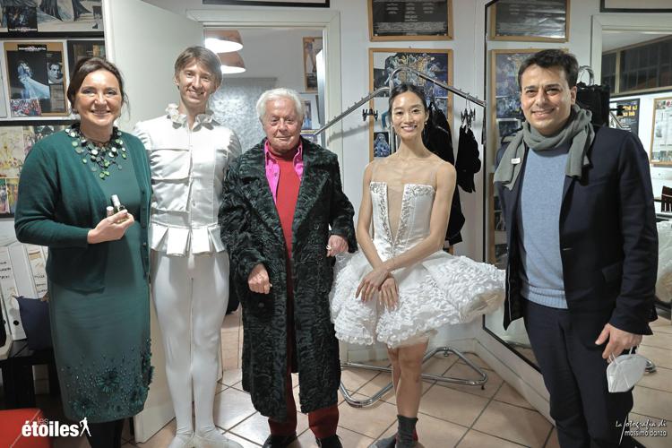 Lo stilista Roberto Capucci accanto a due sue creazioni ispirate al Lago dei Cigni firmate per il gala Les Etoiles