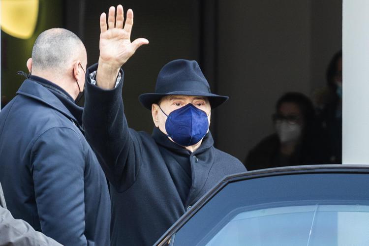 Berlusconi dimesso dall'ospedale San Raffaele di Milano - Video