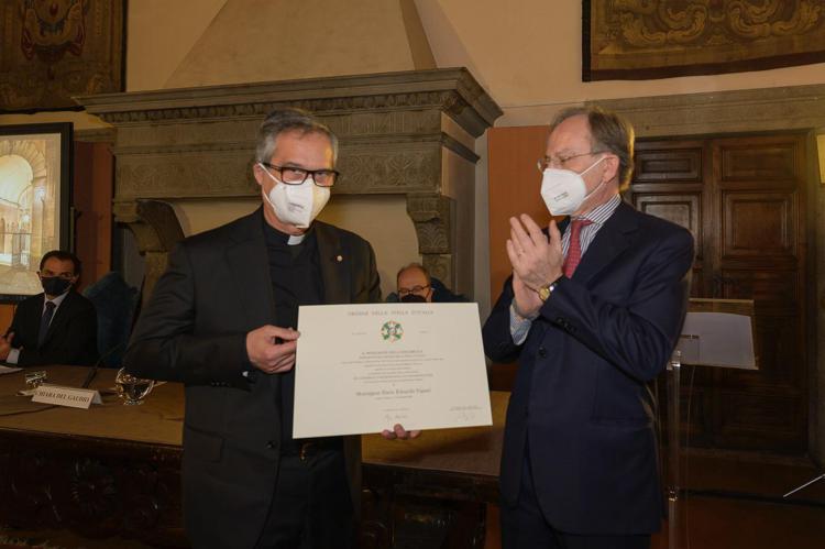 Consegna a monsignor Dario Edoardo Viganò dell' onorificenza di commendatore dell' Ordine della Stella d' Italia