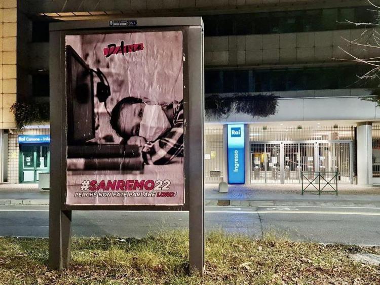 Sanremo, manifesti di madri e lavoratrici fuori da sedi Rai: 